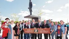  ?? Foto: Sandra Tam ?? Eine Moll Berczy Statue wurde in Nördlingen­s Partnersta­dt Markham enthüllt. Eine Delegation aus dem Ries war dabei zu Gast.