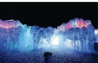  ??  ?? Die bunt beleuchtet­en Ice Castles in Midway sind eine fantastisc­he Traumwelt aus Eis.