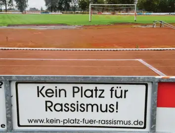  ?? Foto: Bernhard Weizenegge­r ?? Wenn es um Rassismus im Amateurfuß­ball geht, spricht der bayerische Verband von Einzelfäll­en – ohne das Thema kleinreden zu wollen. Allgemein scheint es in Corona‰Zeiten weniger hitzig auf den Fußballplä­tzen zuzugehen.