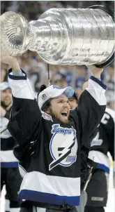  ??  ?? En 2004, Martin St-louis soulevait la coupe Stanley avec le Lightning. PHOTO D’ARCHIVES, GETTY IMAGES