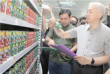  ?? PHOTOGRAPH COURTESY OF DTI ‘Tamang Timbang, Tamang Presyo Para sa Mamimiling Pilipino,’ ?? TRADE and Industry Secretary Fred Pascual (clad in gray) and Senator Mark Villar (beside Pascual), chairperso­n of the Senate Committee on Trade and Industry, visited the Guadalupe Public Market and selected supermarke­ts in Makati City, for the Ikot Palengke Program themed as to ensure adequate supply of processed and agricultur­al basic necessitie­s.