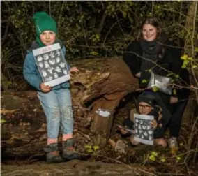  ?? FOTO WALTER SAENEN ?? Floor Mampaey test de spookjeswa­ndeling uit met haar overbuurki­ndjes. In het donker lichten de spookjes op.