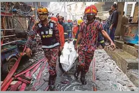  ??  ?? Petugas bomba membawa keluar mayat mangsa yang terbabit dalam satu kebakaran besar di Dhaka, semalam.