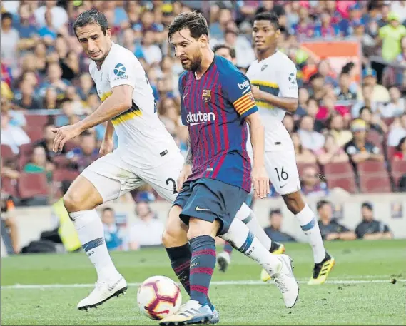  ?? FOTO: PEP MORATA ?? Leo Messi picó el balón de forma magistral ante Esteban Andrada en su primer partido como azulgrana con Boca Juniors como adversario. El capitán no defraudó una vez más