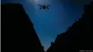  ??  ?? Eine Drohne der Polizei kontrollie­rt im März 2020, ob in Belgiens Hauptstadt Brüssel die Ausgangssp­erre beachtet wird