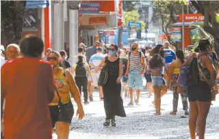  ??  ?? Mesmo com restrições e bloqueios, Calçadão de Campo Grande ficou cheio ontem