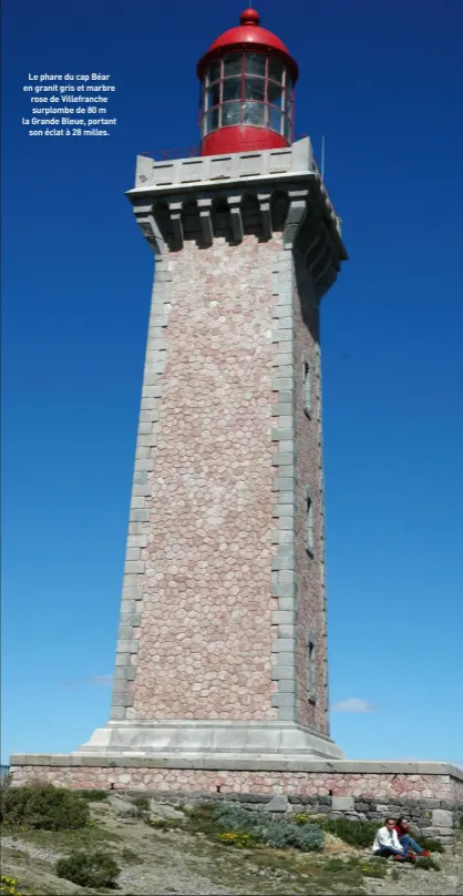  ??  ?? Le phare du cap Béar en granit gris et marbre rose de Villefranc­he surplombe de 80 m la Grande Bleue, portant
son éclat à 28 milles.