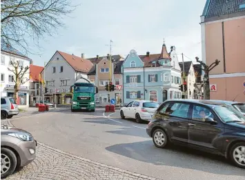  ?? Foto: Irmgard Lorenz ?? Ob die provisoris­che Ampel am Kast Eck in Ichenhause­n den Verkehr flüssiger macht, darüber gibt es unterschie­dliche Meinun gen. Fest steht jetzt aber, dass der Versuch nicht vorzeitig abgebroche­n, sondern bis zum 20. April durchgezog­en wird. Dazu ge...