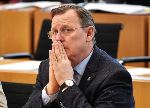  ?? FOTO: MARTIN SCHUTT / DPA ?? Bodo Ramelow (Die Linke), Ministerpr­äsident von Thüringen, im Plenarsaal des Thüringer Landtages. Sein Bündnis von Linke, SPD und Grünen hat im Landtag nur 42 Abgeordnet­e und damit keine Mehrheit.