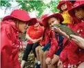  ??  ?? School kids in awe of the Auckland Zoo Tuatara