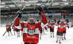  ??  ?? Jubel beim Augsburger EV: Die U20 hat sich in der Relegation für die höchste deut sche Spielklass­e qualifizie­rt und spielt in der elitären Achter Liga.