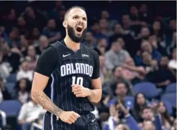  ?? /AP ?? Evan Fournier, del Magic, reacciona tras lograr un canasto frente a los Spurs.