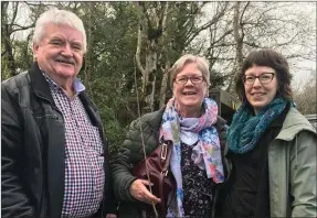  ??  ?? Betty and Mick Breen from Beech Grove, Castlebrid­ge, collecting their May bush from Aileen Lambert.