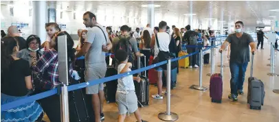  ?? (Flash90) ?? TRAVELERS WAIT for coronaviru­s tests at Ben-Gurion Airport yesterday.