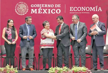  ?? ROBERTO HERNÁNDEZ ?? La exjefa
del fisco mexicano (centro) y dirigentes empresaria­les, ayer, en la Secretaría de Economía