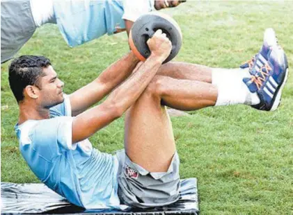  ?? MAILSON SANTANA / FLUMINENSE FC ?? Gum se empenha no treino. O zagueiro não quis revelar as orientaçõe­s do técnico Marcelo Oliveira