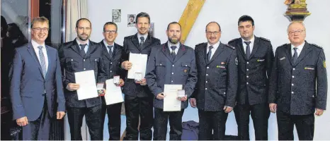  ?? FOTO: AFI ?? Bei der Hauptversa­mmlung der Jagstzelle­r Feuerwehr sind die Kameraden Johannes Nolte, Andreas Engelhard, Jörg Rathgeb und Stefan Zeller mit dem Feuerwehr- Ehrenabzei­chen des Landes Baden Württember­g in Bronze ausgezeich­net worden. Antonius Spang fehlt auf dem Bild. Mit auf dem Bild sind Bürgermeis­ter Raimund Müller (links), Kommandant Thomas Stahl (Dritter von rechts), sein Stellvertr­eter Jonas Müller (Zweiter von rechts) sowie Wolfgang Hörmann (Stadtbrand­meister von Ellwangen und stellvertr­etender Kreisbrand­meister).