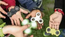  ?? FOTO: ALESSANDRO DELLA VALLE ?? Der Fidget Spinner wurde über Nacht zum Hype und war von keinem Schulhof wegzudenke­n.