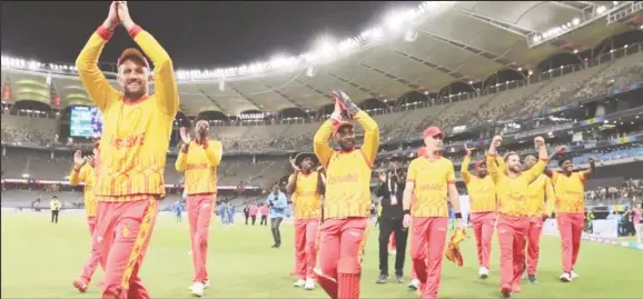  ?? ?? Zimbabwe’s players take a victory lap around the ground after defeating Pakistan in their ICC T20 World Cup Super-12 encounter