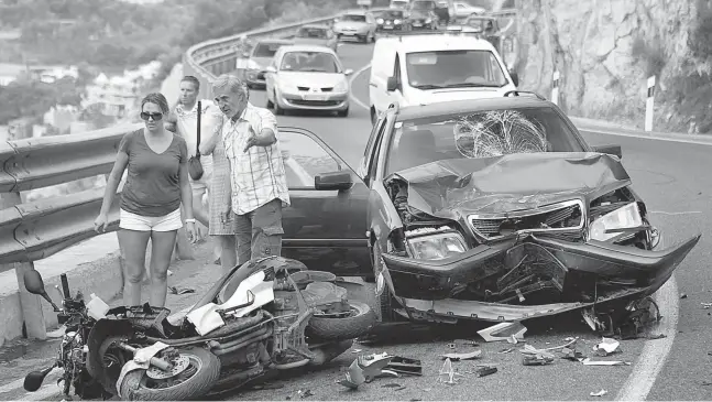  ?? Fotos: Ángel García ?? Eine Situation, die keiner erleben will, auf die aber jeder vorbereite­t sein sollte: ein Verkehrsun­fall.