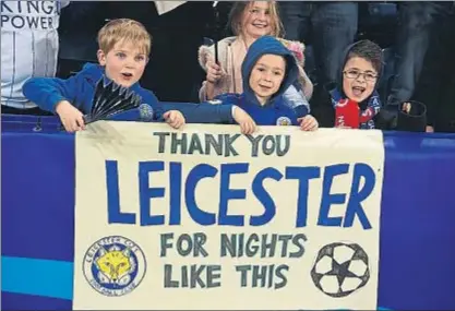  ?? MICHAEL REGAN / GETTY ?? Jóvenes seguidores del Leicester, el pasado martes en el King Power Stadium