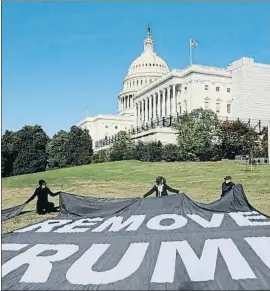  ?? JULIO CORTEZ / AP ?? Protesta contra Trump en la colina del Capitolio