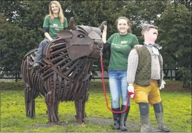  ?? FM4535204 ?? Anna Bell and Lauren Baker with farmer Fred of Friends of Westgate Parks