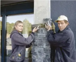  ??  ?? FAR OG DATTER: Beate og Trond Haugen fra Naturmur jobbet med fasaden til bygget. – Vi legger på steinpanel av skifer, sier de.