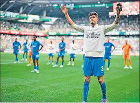 ?? CORTESÍA ?? Despedida. El esmeraldeñ­o en su adiós del Bayer Leverkusen. Fichó por Arsenal.