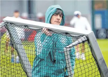  ?? FOTO: IMAGO ?? Ein Bundestrai­ner geht voran – Bodenständ­igkeit und Fan-Nähe sind wieder die Grundpfeil­er des DFB.