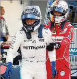  ??  ?? Hier geblieben! Sebastian Vettel (rechts) will Valtteri Bottas gratuliere­n. Foto: Maxim Schemetow, Reuters