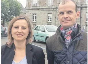  ??  ?? Régis Breux, 40 ans, et sa suppléante Mathilde Maillard, 37 ans, représente­nt le parti de la démondiali­sation.