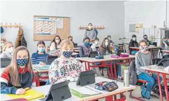  ?? FOTO: CLAUDIA-EVELYN BUCHMÜLLER ?? Schulleite­rin Silke Hubig vom Gymnasium Aulendorf inmitten der Klasse 6.