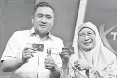  ??  ?? WanAzizah (right) with Loke showing the discount card during the launching of‘Kad Diskaun Xtra20 Keretapi Tanah Melayu (KTM) Komuter’ yesterday. - Bernama photo