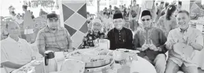  ??  ?? GULAM (dua kanan) dan rombongan bersama Ariffin (tiga kanan) pada Majlis Rumah Terbuka di SK Bahagia.