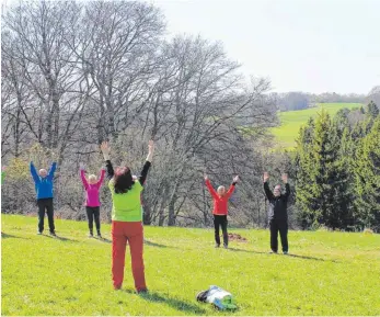  ?? FOTO: MEINDL ?? 13 Personen aus Westerheim, Heroldstat­t und Laichingen machten bei den Übungen, gepaart mit einer Wanderung, rund um Sontheim mit.