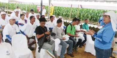  ??  ?? Jeanette Lim addressing the farmer-attendees.