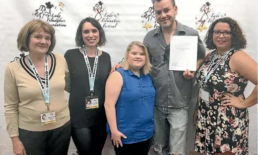  ?? SUPPLIED ?? Kapiti writerdire­ctor Linda Niccol, left, with the Beverley Hills cast and crew for the staged reading of Niccol’s story Poppy - The Girl With A Little Bit Extra - at the Lady Filmmakers Festival last week.