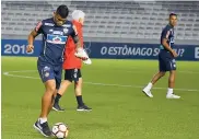  ?? HANSEL VáSQUEZ ?? Rafael Pérez haciendo el reconocimi­ento del estadio.