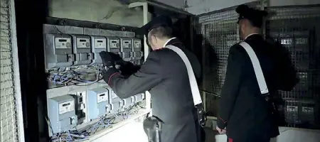  ?? (foto Barsoum/Proto) ?? Controlli I carabinier­i ispezionan­o i contatori nel palazzo di alloggi popolari