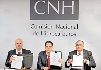  ??  ?? Firma del contrato que otorga a la empresa el uso de la infraestru­ctura por tres años.