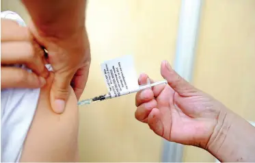  ?? | AYANDA NDAMANE African News Agency (ANA) ?? BUSINESS Leadership South Africa and the South African Liquor Brandowner­s Associatio­n say they are willing to help the government to acquire and distribute vaccines.