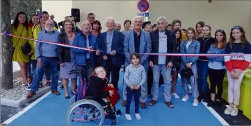  ?? (Photo C. R.) ?? Traditionn­elle coupe du ruban tricolore, jeudi, par le maire Jean-Claude Charlois, en présence des présidents des associatio­ns.