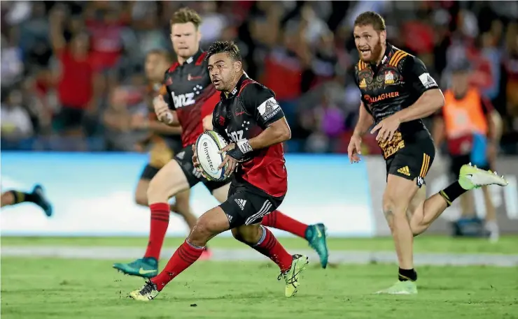  ??  ?? Crusaders playmaker Richie Mo’unga slices through the Chiefs defence on Friday.