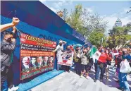  ?? A. Reforma ?? Simpatizan­tes deLópez Obrador, protestaro­n a las afueras de la SCJN y marcharon al Hemiciclo a Juárez./Foto: