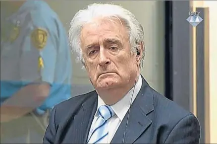  ?? AP ?? Radovan Karadzic, de 70 años, ayer en la sala del tribunal, en una imagen obtenida de un vídeo