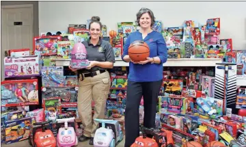  ?? Kelcey Caulder ?? Department of Community Supervisio­n Officer Sarah Parker and VAC Executive Director Stacy Long went through more than 300 donated gift items on Thursday evening.