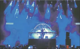  ??  ?? El DJ Alan Walker puso a bailar a miles de personas con un repertorio de imágenes digitalmen­te saturadas.