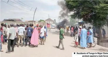  ?? ?? Residents of Tunga in Niger State
protest against a task force