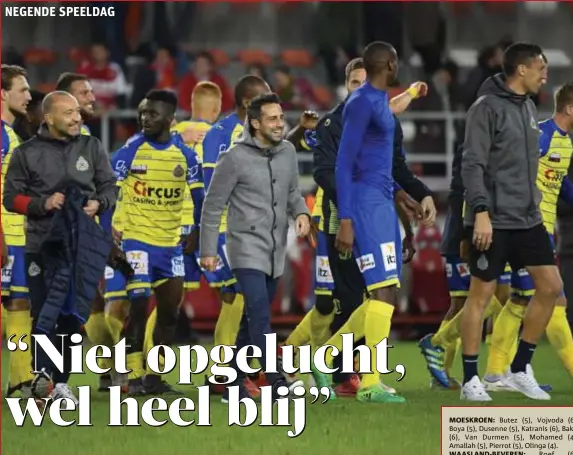  ?? FOTO PHOTO NEWS ?? Ampomah (midden) scoorde een wereldgoal, “Normaal juich ik niet bij een doelpunt, maar dit was een ongeloofli­jk doelpunt”, glundert trainer Ferrera.